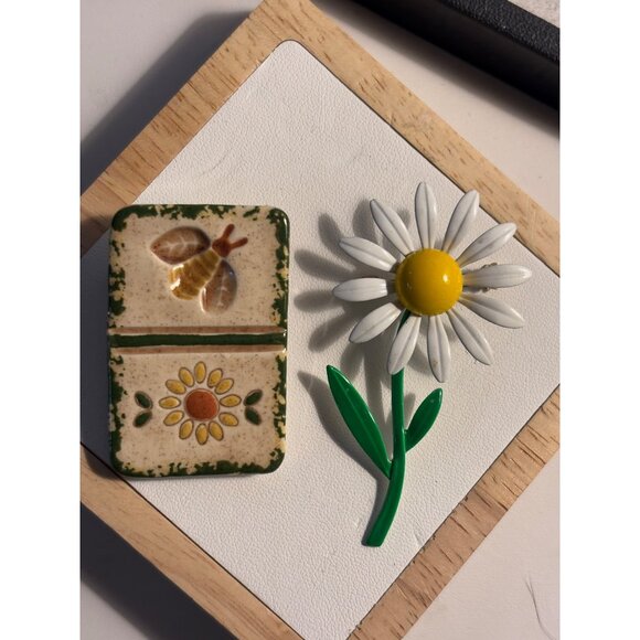 Vintage Floral Enamel Daisy & Ceramic Bee Brooch Set - Picture 4 of 4